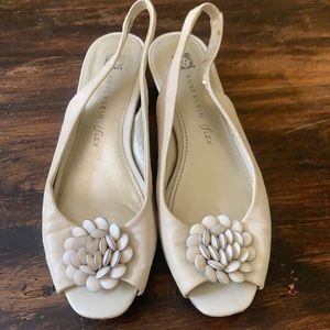 Anne Klein iflex comfy sandals 7 1/2 M - off white - 1.5  inch heel